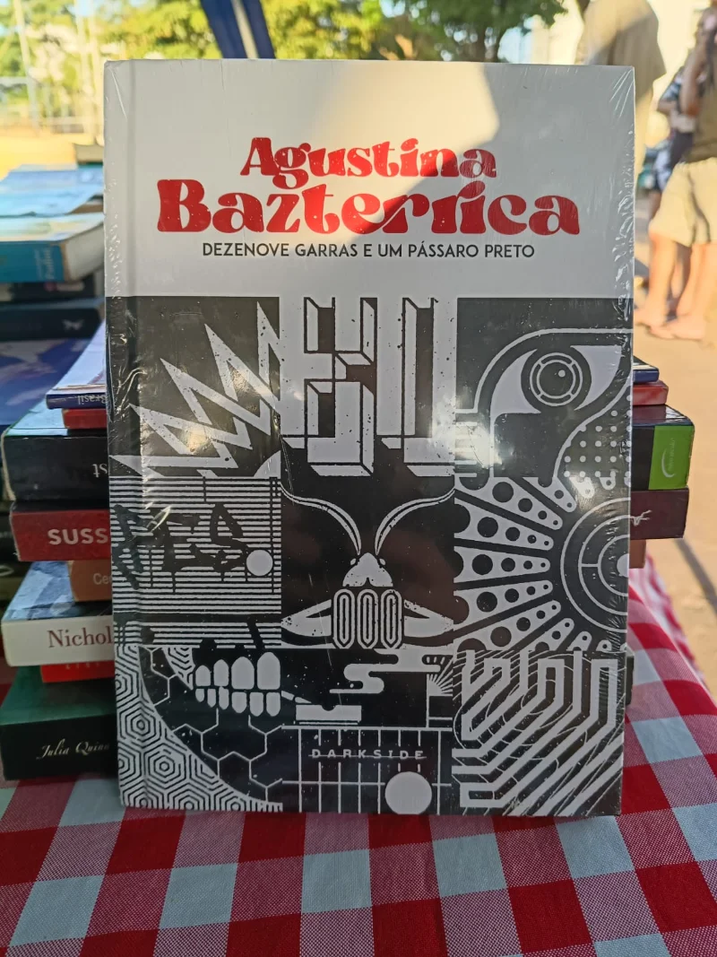 Dezenove Garras e um Pássaro Preto